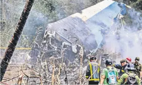  ??  ?? El Boeing 737-200 que daba servicio a Cubana de Aviación se estrelló en mayo después de despegar de La Habana. Un juez federal ordenó la suspensión temporal de operacione­s de la empresa.