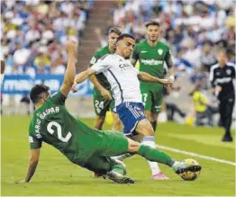  ?? Miguel Ángel Gracia ?? Zedadka trata de evitar la entrada de Mario Gaspar ante el Elche.