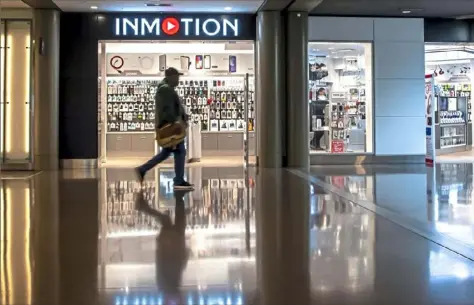  ?? Alexandra Wimley/Post-Gazette ?? A traveler walks past the InMotion store in the Airmall at the Pittsburgh Internatio­nal Airport on Thursday in Findlay.