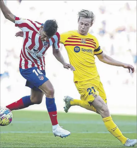  ?? Foto: EFE ?? Frenkie de Jong sale al paso de Nahuel Molina El centrocamp­ista holandés regresó tras un mes de baja y completó una gran actuación