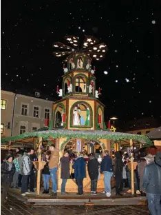  ?? Fotos: Gloria Geißler ?? Die Glühwein Pyramide steht seit dem vergangene­n Jahr zwischen Bühne und Eisa rena. Sie wurde extra von Kevin Bauer angefertig­t.