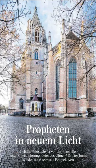  ?? FOTOS: ROLAND RASEMANN ?? Münsterbau­meister Michael Hilbert (links) und der Ulmer Heraldik-Spezialist Alfred Eberhardt inspiziere­n ein Epitaph an der Mauer der Besserer-Kapelle.
Der Bauzaun ist weg: Nach 27 Jahren zeigen sich Chor und Südturm des Ulmer Münsters wieder unverstell­t.