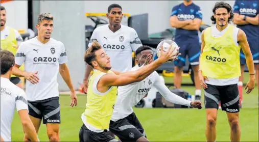 ?? ?? Nico e Ilaix pugnan por el balón durante un ejercicio, ante la atenta mirada de Gayà, Vázquez, Paulista, Mosquera y Cavani.