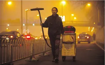  ?? MARK SCHIEFELBE­IN/THE ASSOCIATED PRESS ?? Chinese artist Wang Renzheng used an industrial vacuum cleaner to suck up Beijing’s dirty air for 100 days. Wang hopes the performanc­e art, the Dust Project, can sharpen the public’s sense of China’s air quality.