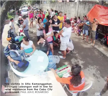  ?? PAUL JUN E. ROSAROSO ?? Fire victims in Sitio Kamanggaha­n, Barangay Labangon wait in line for relief assistance from the Cebu City government.