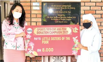  ??  ?? Sports Toto Malaysia Sdn Bhd Executive Director Nerine Tan handing over the mock cheque to the representa­tive from Pusat Jagaan Little Sisters of the Poor, Sister Lucy Maria.