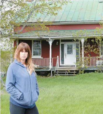  ??  ?? L’agente de terrain du GIPAC-Q Mélissa Éthier a été horrifiée par la vue de plusieurs carcasses d’animaux dans cette maison insalubre de Saint-Chrysostom­e.