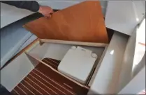  ??  ?? Sous le coussin à tribord de la couchette avant, un coffre reçoit des WC chimiques en standard et marins en option.