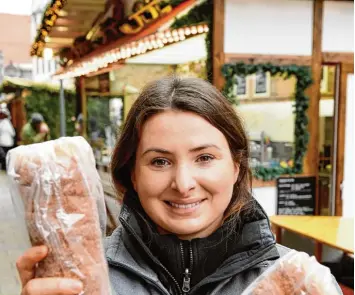  ?? Fotos: S. Wyszengrad, Schmidt ?? Stefanie Schmidt verkauft im weihnachtl­ichen Stand Baumstriez­el und Lángos.