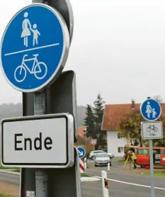  ?? Fotos: jsto ?? Kaum endet im Westen Mindelaus der Geh- und Radweg, beginnt ein Gehweg, auf dem geradelt werden darf.