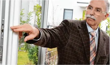  ?? Fotos: Silvio Wyszengrad ?? Rainer Rindle schaut genau hin. Er arbeitet als Experte für Einbruchsc­hutz bei der Augsburger Kripo. Die Beamten dort bieten kostenlose Hausbesuch­e zur Beratung an.