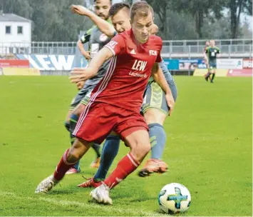  ?? Foto: Olaf Schulze ?? Und wieder setzt Muriz Salemovic zum Dribbling an: Gegen den SV Seligenpor­ten erzielt der Memminger zwei Treffer – darunter einen mit dem Prädikat „Traumtor“.