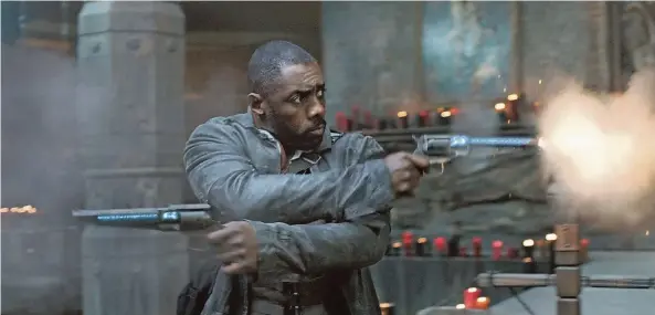  ?? FOTO: DPA ?? Revolverma­nn Roland Deschain (Idris Elba) schießt auf seine Widersache­r – Szene des Films „Der dunkle Turm“.
