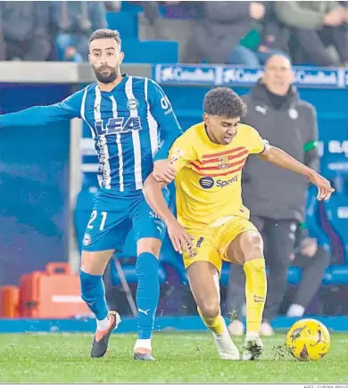  ?? AFP7 / EUROPA PRESS ?? Lamine Yamal aguanta la presión de Abde Rebbach durante el Alavés-barcelona.