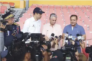  ??  ?? Prevención. Abel Martínez, síndico de Santiago, se dirige a la prensa junto al presidente de las Águilas Cibaeñas, Winston Llenas en el estadio Cibao de esa ciudad.