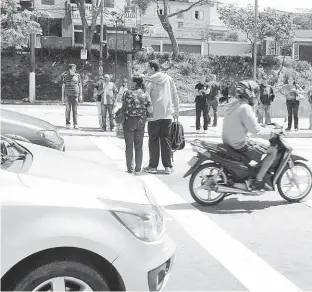  ?? Rivaldo Gomes/Folhapress ?? Pedestres tentam atravessar a avenida Senador Teotônio Vilela, no Grajaú (zona sul); quem passa pelo local diz que o tempo para travessia é muito curto