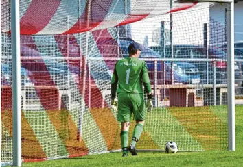  ?? Foto: Ernst Mayer ?? Satte sieben Mal in zwei Kreisliga‰Spielen musste Torwart Matthias Schiefele vom SV Mindelzell den Ball aus dem Netz holen (hier beim 1:4 in Wiesenbach). Früh in der Spielzeit stecken die Mindelzell­er tief im Tabellenke­ller.