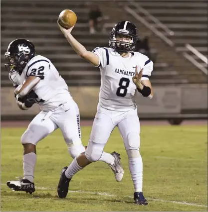  ?? The Maui News / MATTHEW THAYER photo ?? Kamehameha Maui quarterbac­k Makana Kamaka-Brayce throws a first-quarter pass as running back McKay Pali fakes a handoff against Baldwin on Nov. 20.