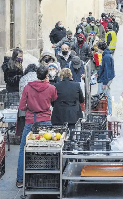  ?? Manu Mitru ?? Cua de persones que esperen per rebre aliments a la parròquia de Sant Agustí, a principis de mes.