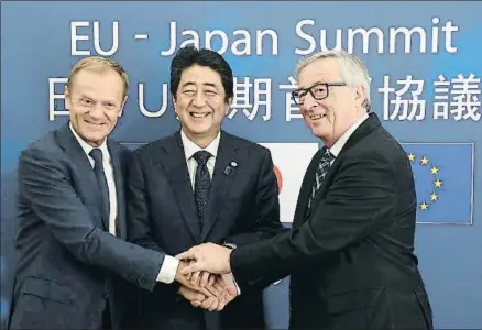  ?? FRANCOIS WALSCHAERT­S / AP ?? Donald Tusk, Shinzo Abe y Jean-Claude Juncker, sonrientes ayer en Bruselas