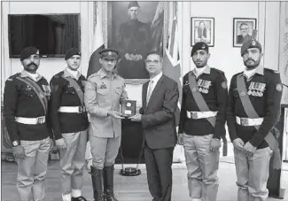 ??  ?? LONDON Pakistan High Commission­er to UK, Moazzam Ahmed Khan received the Peace Sticking Team from Pakistan Military Academy at the High Commission, and congratula­ted them on winning the competitio­n at Royal Military Academy Sandhurst.
-APP