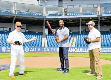  ?? JOSEFINA VILLARREAL ?? William Brownfield, Édgar Rentería y Alejandro Char cerca al plato donde hoy se cantará ‘play ball’.