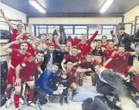  ?? ?? Euforia de los jugadores del Badajoz en los vestuarios del estadio.