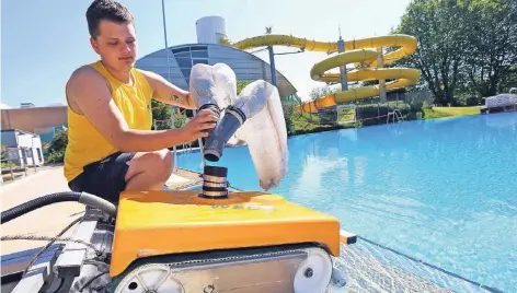  ?? FOTO: UWE MISERIUS ?? Rettungssc­hwimmer Tobias Gedowski hilft auch bei den Sommer-Vorbereitu­ngen. Hier baut er den Unterwasse­rsauger zusammen.