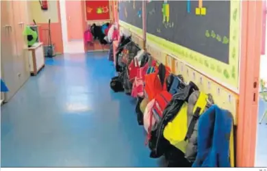  ?? M. G. ?? Las mochilas de los alumnos cuelgan de una percha en un centro educativo andaluz.