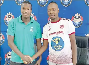  ?? (Pic: Mengameli Mabuza) ?? Green Mamba midfielder Mxolisi ‘Kudos’ Mkhonto shaking hands with Manzini Wanderers defender Mlamuli ‘Mlaba’ Nkambule during yesterday’s media briefing at Sigwaca House.