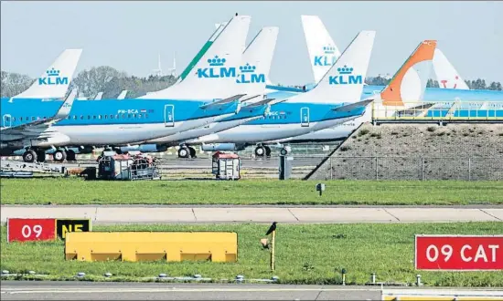  ?? REMKO DE WAAL / AFP ?? Els avions de KLM a terra a l’aeroport de Schiphol, als Països Baixos