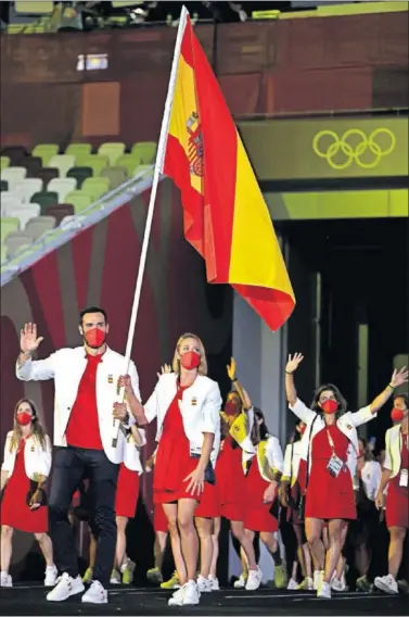  ??  ?? Saúl Craviotto y Mireia Belmonte lideraron como abanderado­s el desfile de la delegación española.