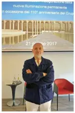  ??  ?? Il progettist­a Mario Nanni (61 anni) alla presentazi­one ufficiale del progetto. Sotto, Palazzo Mondadori a Segrate con la sua nuova veste luminosa.