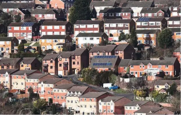  ?? Reuters ?? ↑
Rows of houses are seen in High Wycombe, Britain.