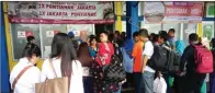  ??  ?? SYAMSUL ARIFIN/RAKYAT KALBAR/JPG RENCANA BERUBAH: Para penumpang antre pengembali­an uang tiket pesawat dan ganti jadwal penerbanga­n di Bandara Supadio, Pontianak.