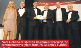  ??  ?? Noel Debono of Medina Restaurant received the commemorat­ive plate from PS Roderick Galdes