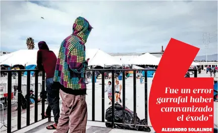  ??  ?? Integrante­s de la primera Caravana Migrante espera en el refugio de El Barretal, Tijuana, a la espera de tramitar una visa humanitari­a en Estados Unidos, trámite largo que se extenderá debido al cierre del gobierno en ese país/AFP