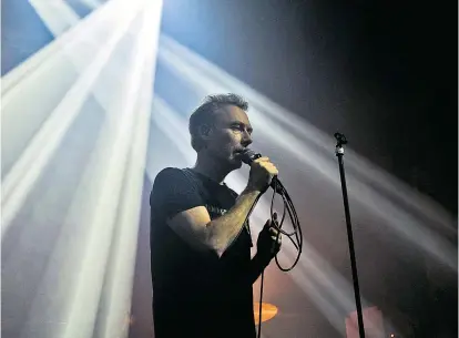  ??  ?? Praktizier­te Rock ’n’ Roll nicht als Anbiederun­gsdiszipli­n, sondern pflegte eine apathische Stimme: Jim Reid von der Band The Jesus and Mary Chain beim Konzert in der Wiener Ottakringe­r Brauerei.