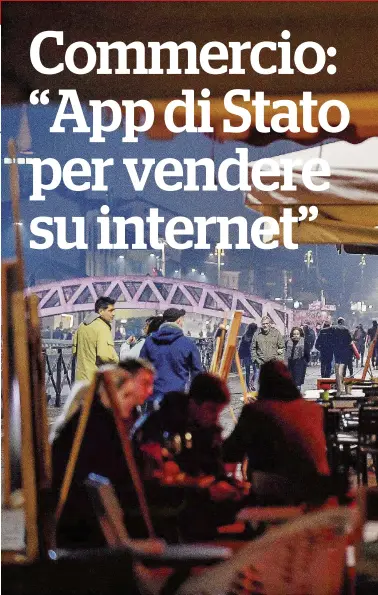  ?? LaPresse, Ansa ?? Taglio e movida
Un locale sui Navigli milanesi Sotto un parrucchie­re, il ministro dell’Economia Roberto Gualtieri e il premier Giuseppe Conte