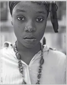  ??  ?? Dawoud Bey, “A Girl with a Knife Nosepin”, Brooklyn, NY, 1990, da “Street Portraits” (Mack, 2021).