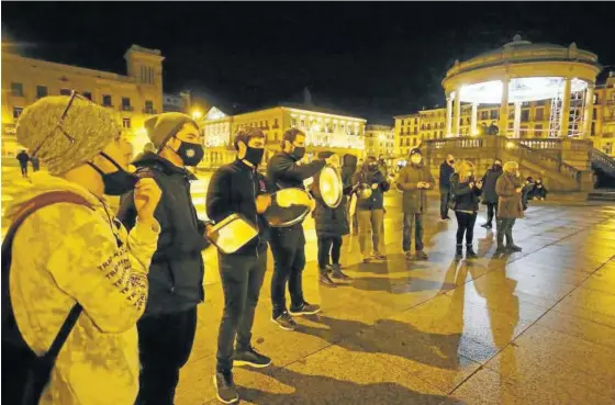  ??  ?? Cacerolada convocada ayer por SOS Hostelería-ostalaritz­a en la Plaza del Castillo.