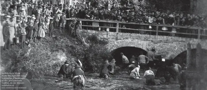  ?? FOTO: FISCHERTAG­SVEREIN MEMMINGEN ?? Nur Fritz fischt frische Fische: Das Ausfischen des Stadtbache­s in Memmingen ist eine jahrhunder­tealte Tradition, die den Männern vorbehalte­n ist.