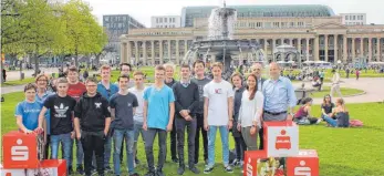  ?? FOTO: KREISSPARK­ASSE BIBERACH ?? Die bestplatzi­erten Schülertea­ms aus dem Landkreis mit ihren Lehrern und Spielbetre­uern der Kreisspark­asse Biberach in Stuttgart.