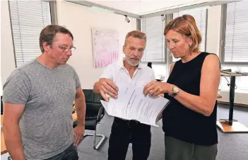  ?? RP-FOTO: JÖRG KNAPPE ?? Am Mittwoch überreicht­en der Süchtelner Uwe Micha (Mitte) und Mitstreite­r Mirko Danek Viersens Bürgermeis­terin Sabine Anemüller ihren Antrag für ein Bürgerbege­hren.