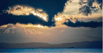  ?? Foto: Kay Nietfeld, dpa ?? Blick auf Lesbos. Nun versuchen auch türkische Flüchtling­e, die griechisch­e Ägäis Insel zu erreichen.