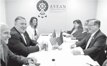  ?? — AFP photo ?? Pompeo (second left) attends a meeting with Philippine­s’ Foreign Minister Teodoro Locsin Jr (right) on the sidelines of the 52nd Asean Foreign Ministers’ Meeting in Bangkok.