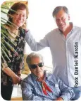  ??  ?? Eduardo Llerenas y Mary Farquharso­n con Chavela Vargas