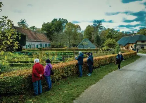  ?? FOTO LUC DAELEMANS ?? De moestuin aan de molen van Mol-Millegem wordt een zelfoogstt­uin in samenwerki­ng met De Wroeter.