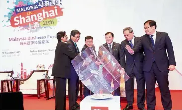  ??  ?? Tapping vast potential: Ong (fourth from left) launching the “Malaysia in Shanghai” programme at a hotel in Shanghai. With him are (from left) Malaysia External Trade Developmen­t Corporatio­n (Matrade) deputy chief executive officer Datuk Susila Devi,...