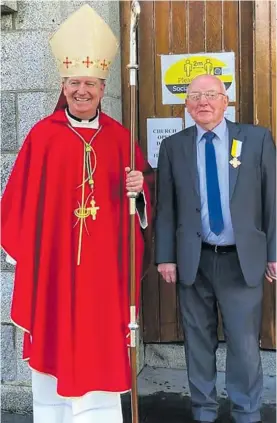 ??  ?? Bishop Paul Dempsey presented the Benemerent­i medal on behalf of Pope Francis to Stephen Wimsey in Tubbercurr­y recently. The medal recognised Stephen’s 37 years of dedicated service as sacristan of St John The Evangelist Church, Tubbercurr­y.